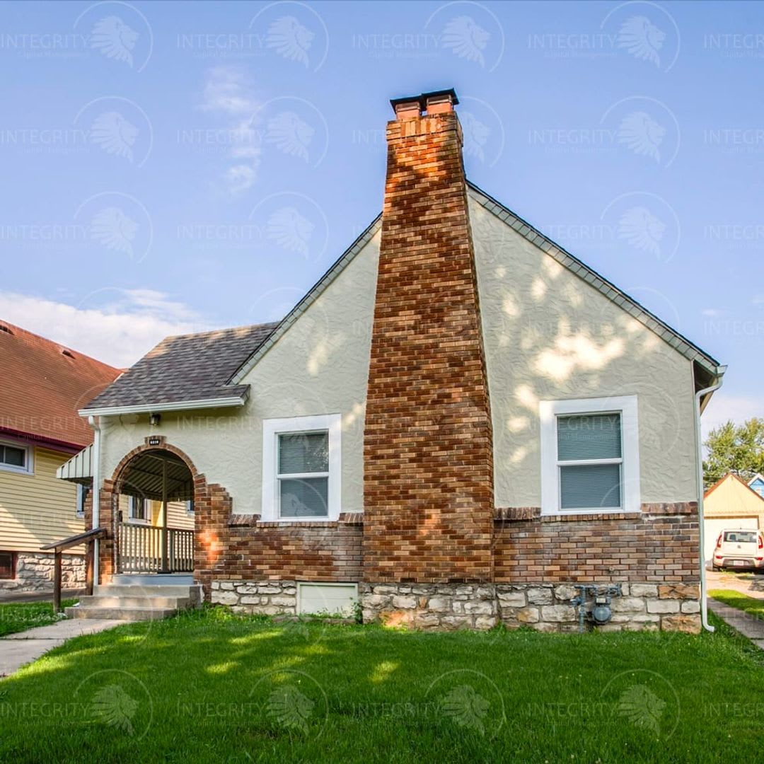 Charming 2 Bedroom Tudor Bungalow with Character to Spare! 6210 Agnes Ave, Kansas City, MO 64130 – photo 3