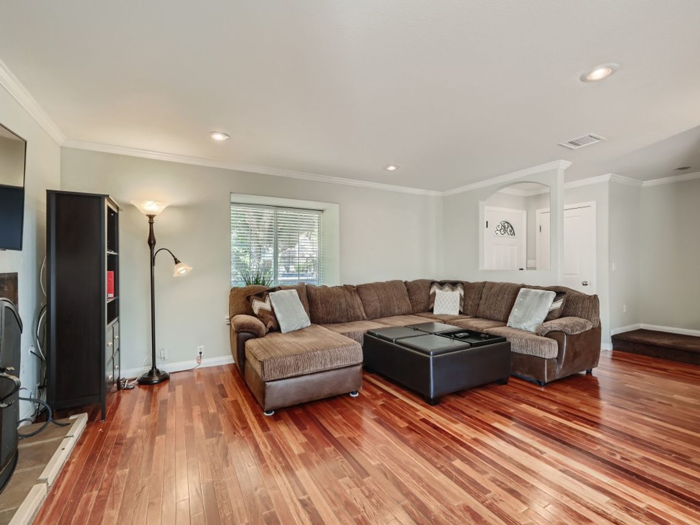 Beautifully partially furnished townhome in Las Vegas Country Club – photo 3