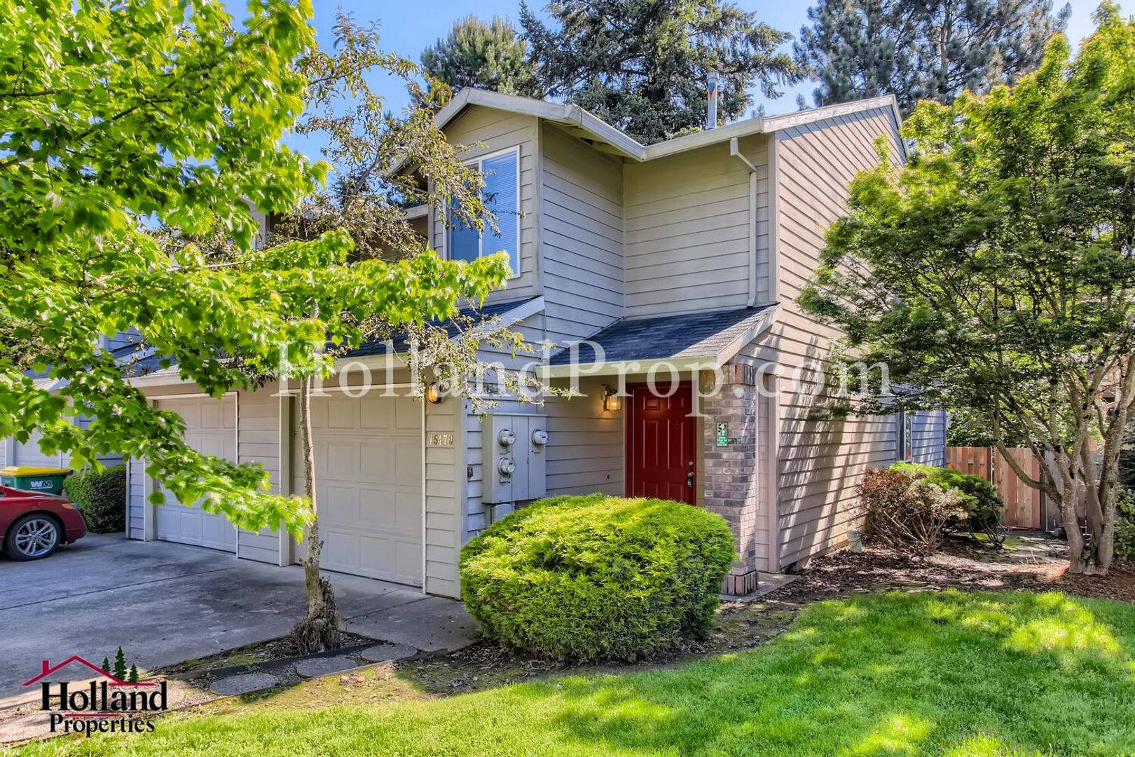 Lovely End unit of a triplex with garage – photo 1