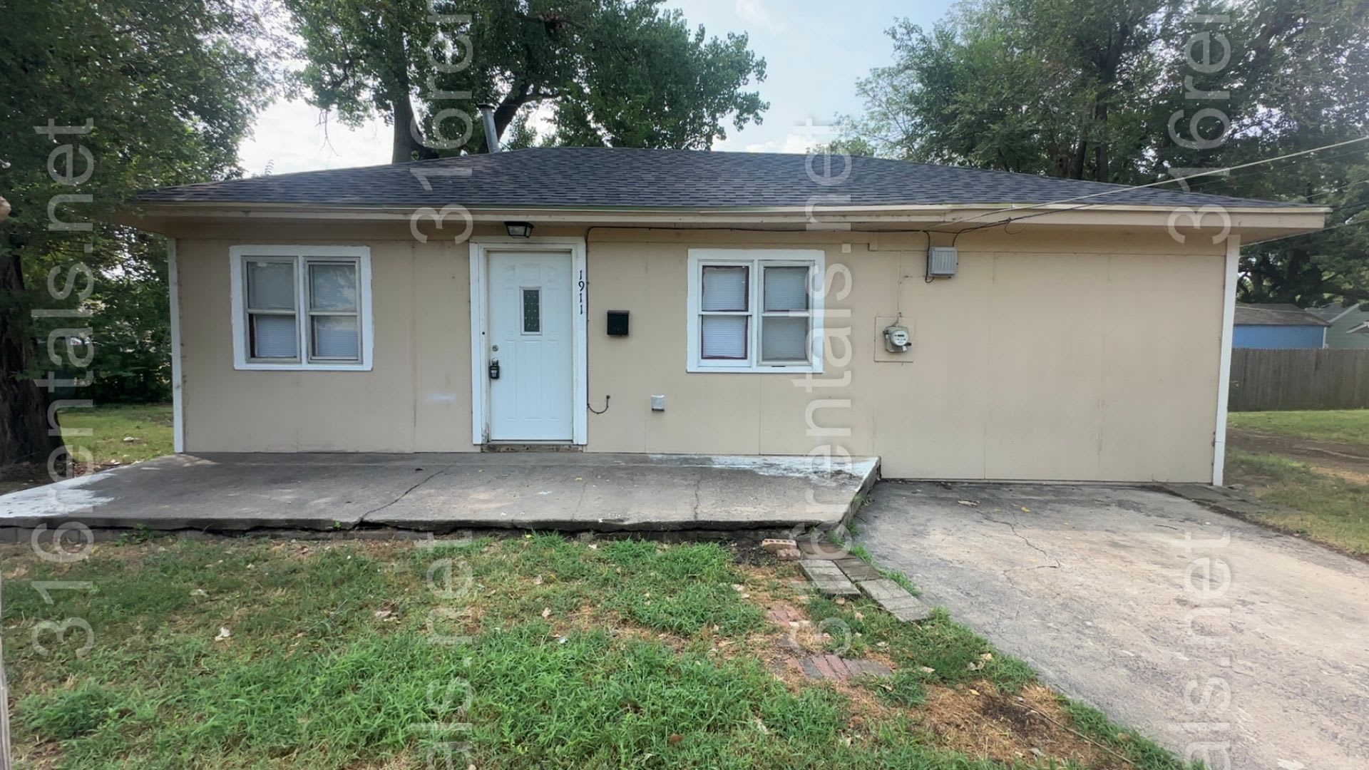 875 2 Bed 1 Bath Single Family Home – photo 1