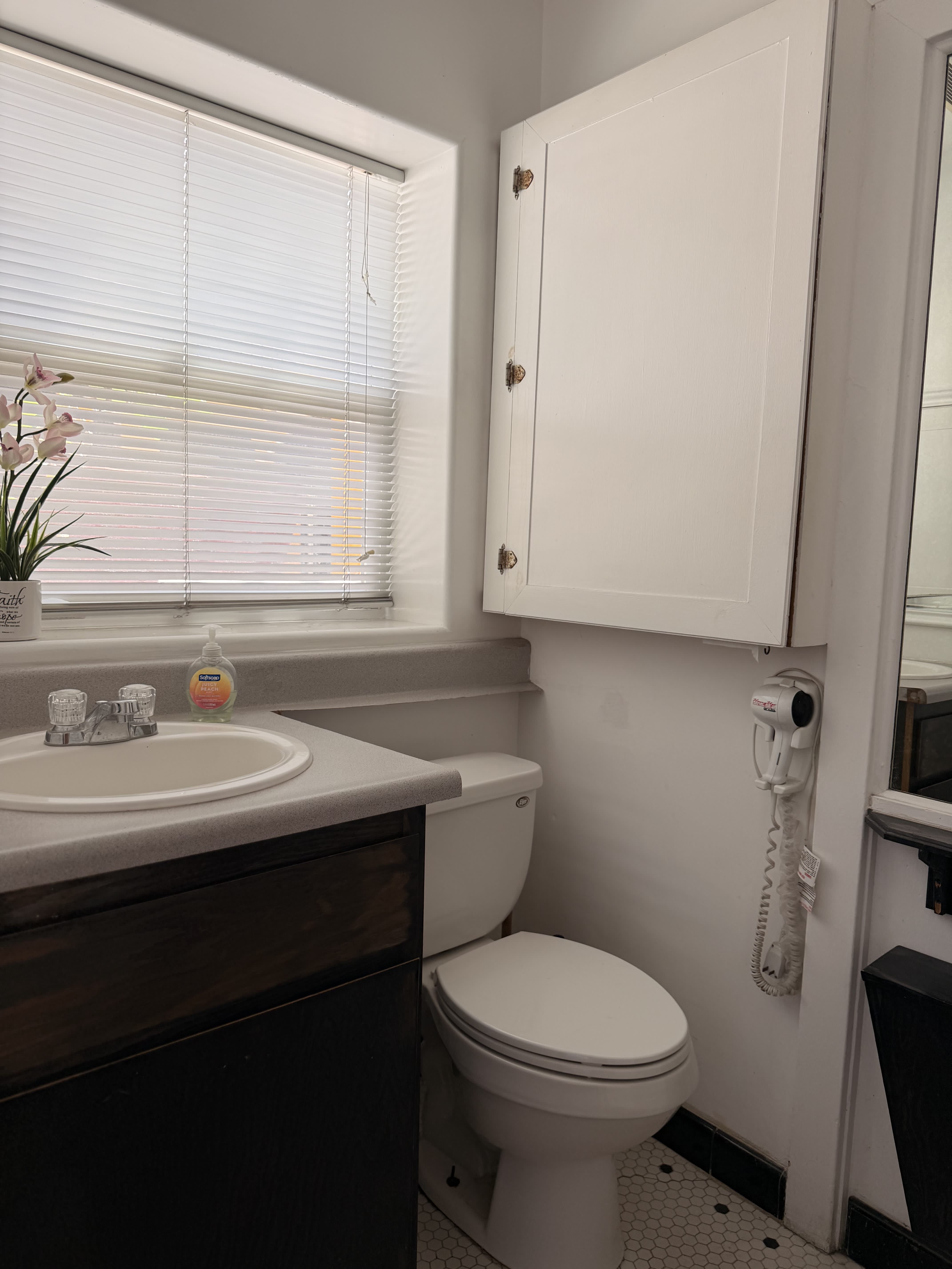 2346 Greenfield Ave – photo 2