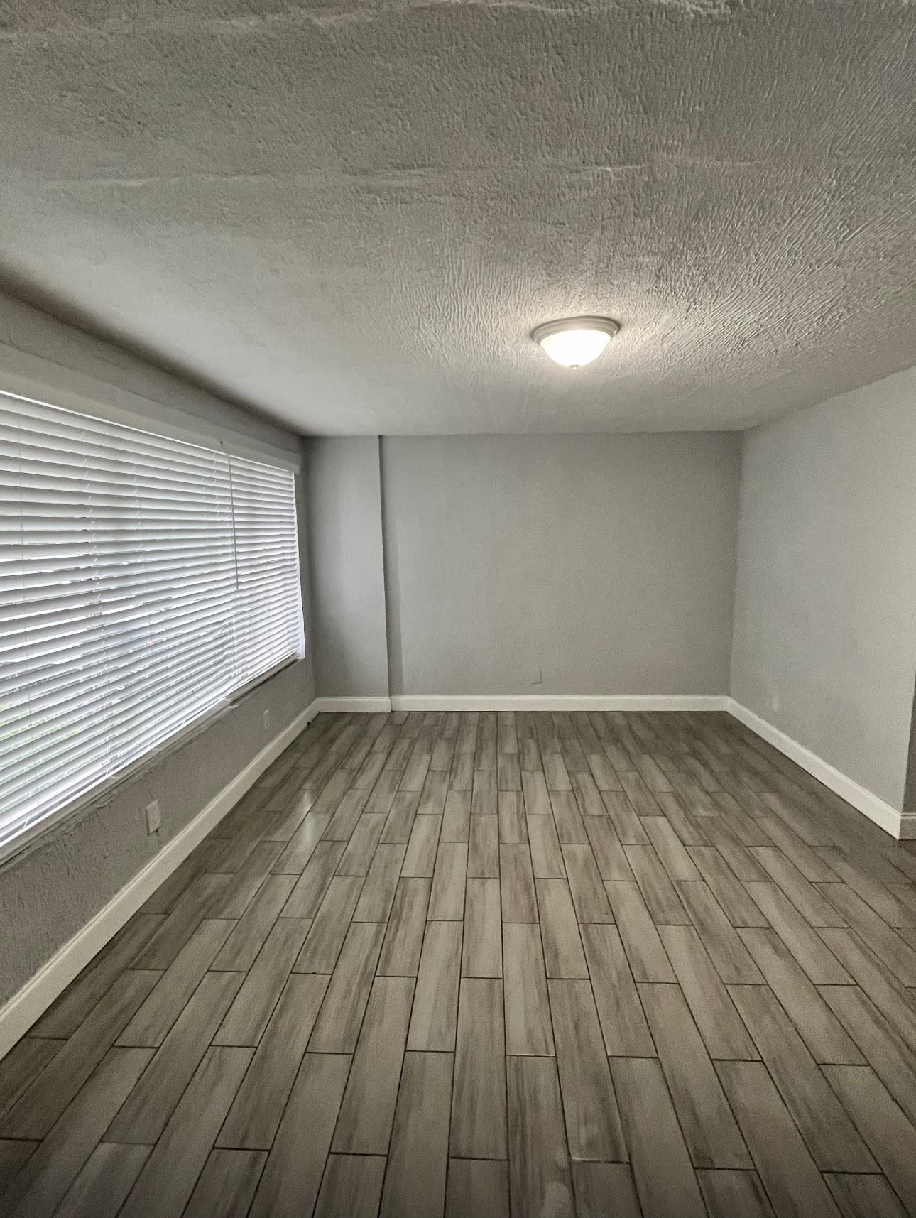 4413 Moncrief Road West – photo 3