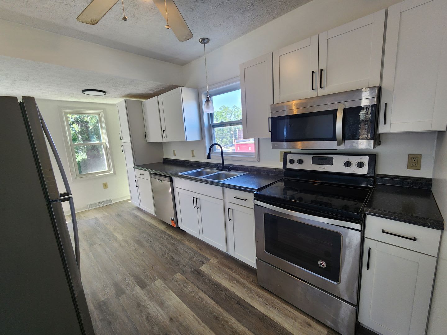 Beautifully Update 4 Bedroom House For Rent in Firestone Park – photo 2