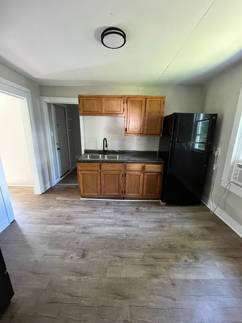 Available now! – 2 Bed / 1 Bath Home in Nevada, MO – photo 4
