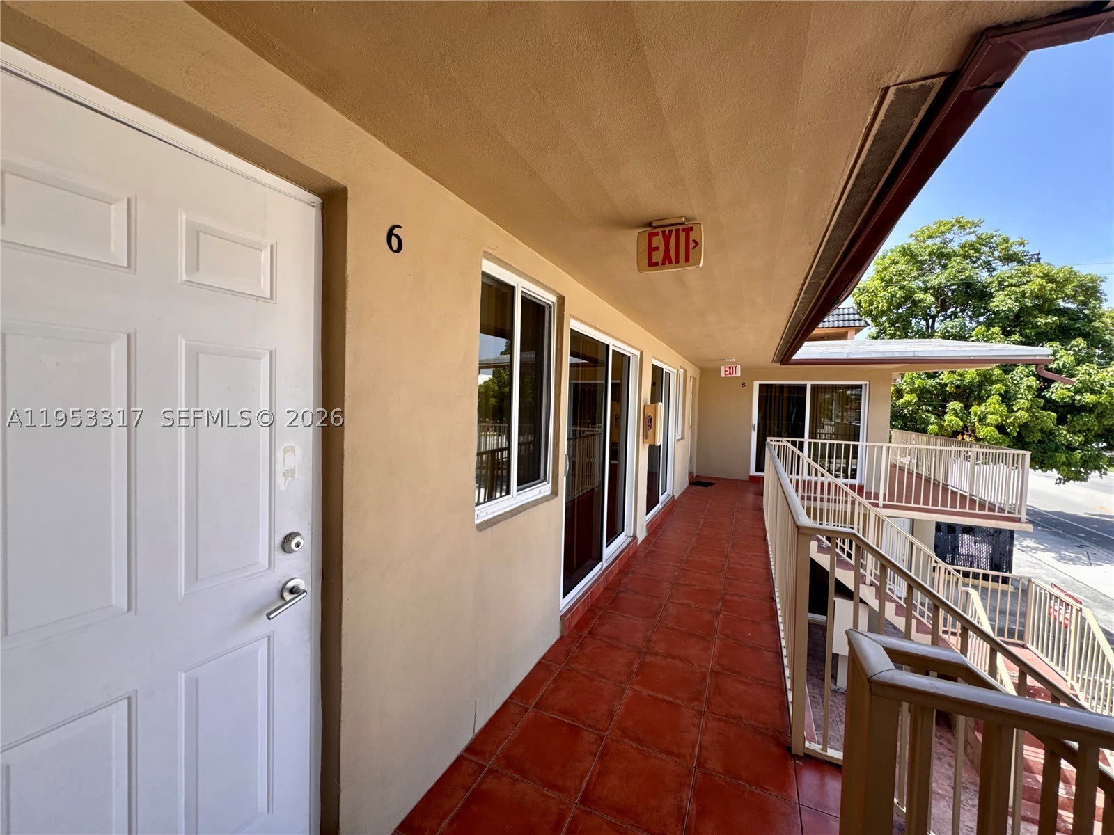 1595 NE 125th St – photo 1