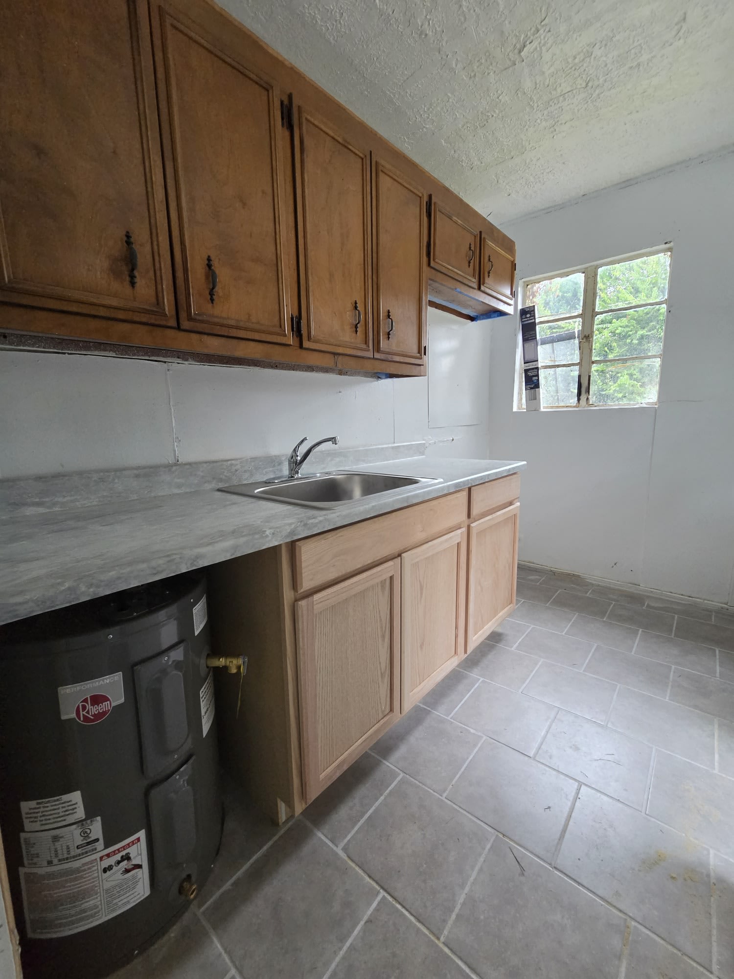 1669 Douglas Street – photo 3