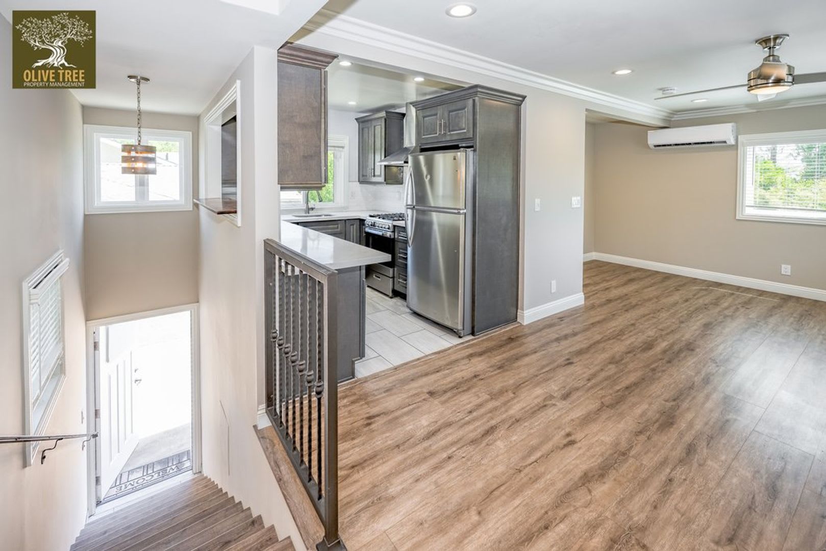 Fully Updated Spacious Studio Above Garages in Pasadena! – photo 2