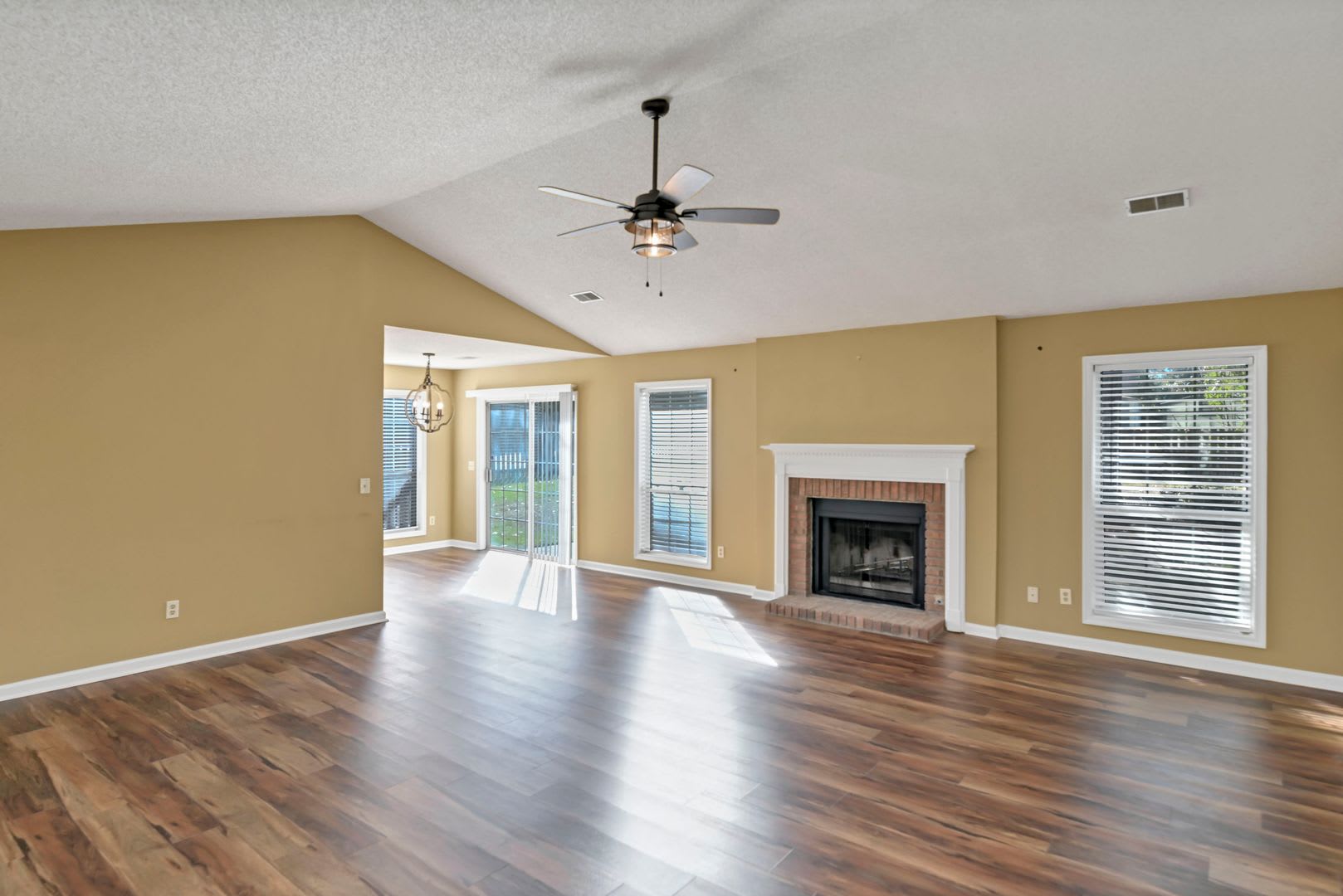 Charming 3-Bedroom, 2 bathHome in Columbia — $2,200/Month! – photo 5