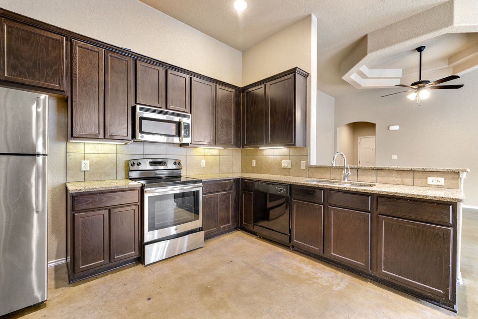 AVAILABLE NOW! NICE 3 BEDROOM DUPLEX IN NEW BRAUNFELS, TEXAS! – photo 4