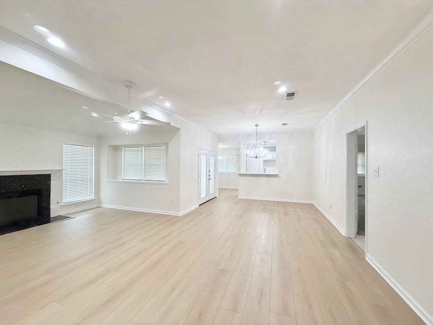 Beautifully Updated 3/2/2 in Plantation Village in Lake Jackson! – photo 4