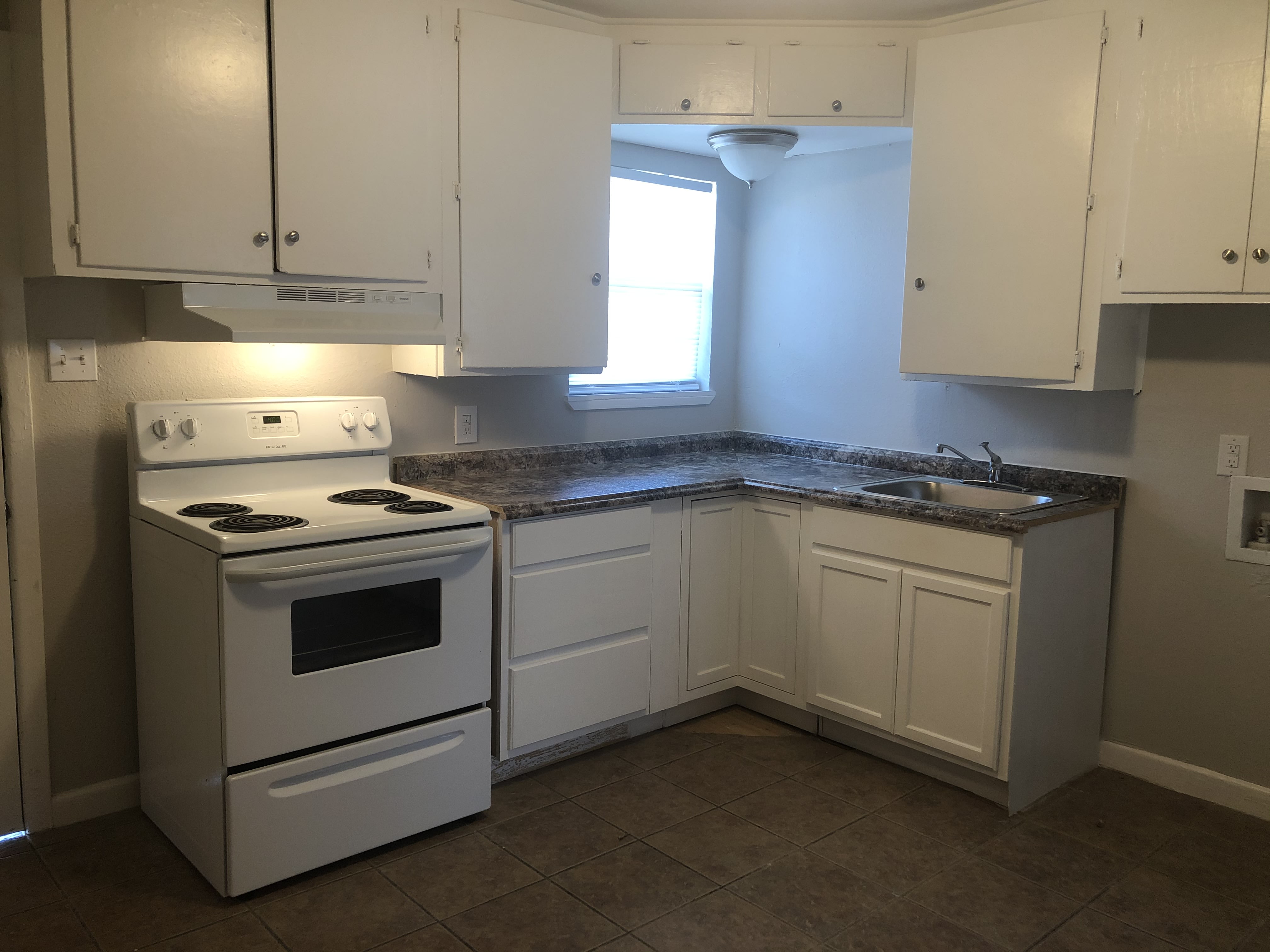 826 Hancock Ave – photo 5