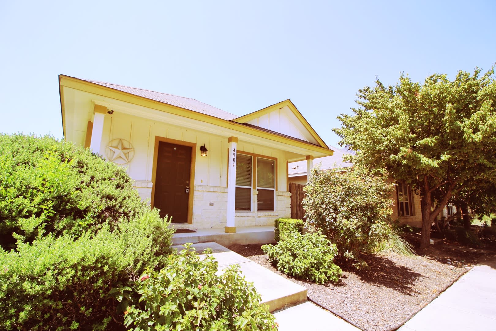 2 bedroom 1 bath adorable home – photo 2