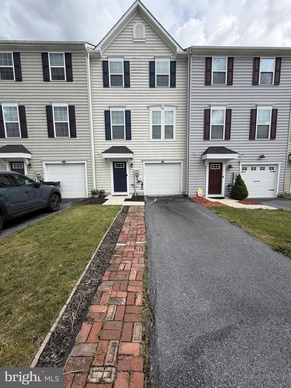 174 ONTARIO Drive – photo 1