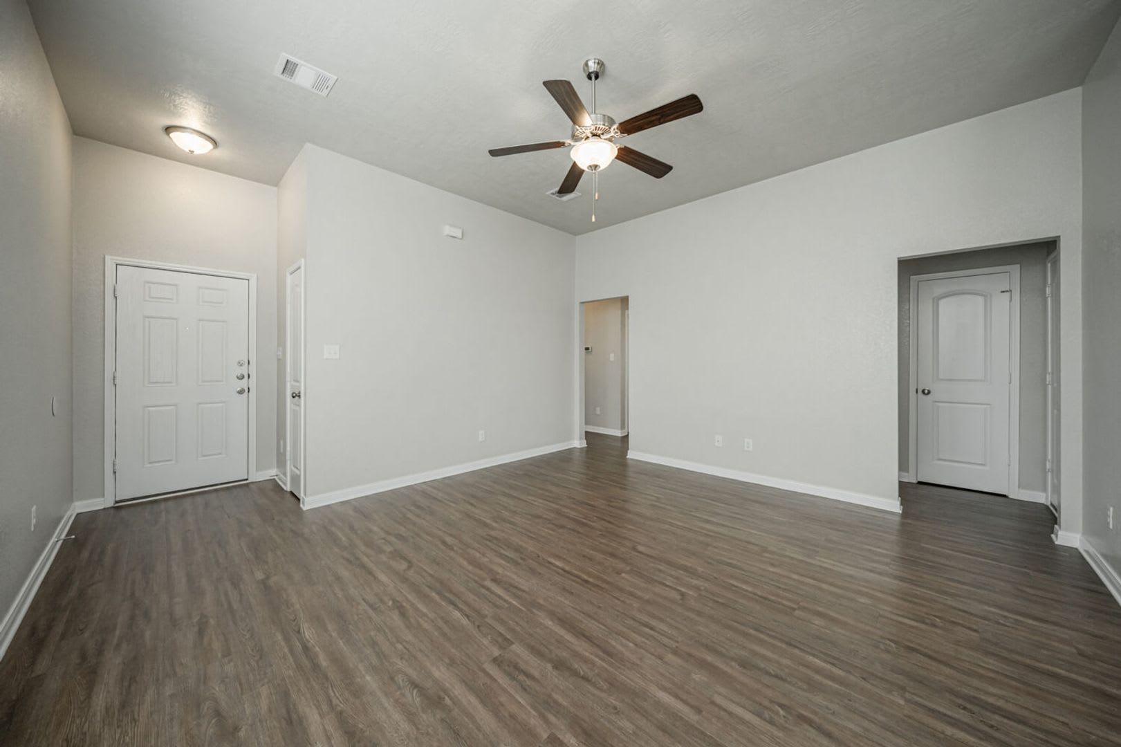Spacious Single-Family Home Available Now! – photo 4