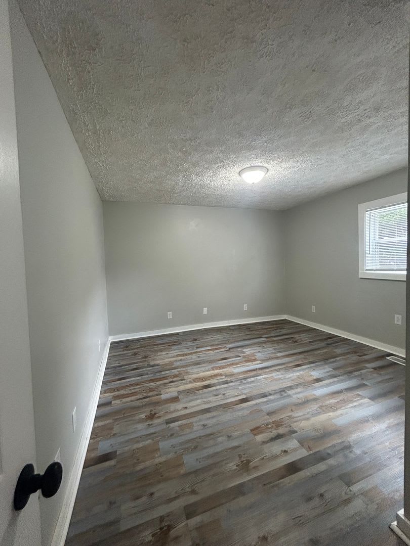 Newly Updated 4 Bed House Available Now! – photo 4