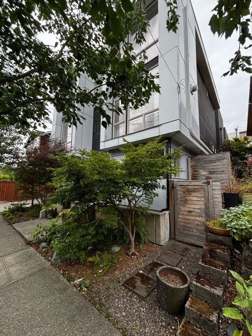 Modern Tri-Story in the heart of Capitol Hill – photo 2