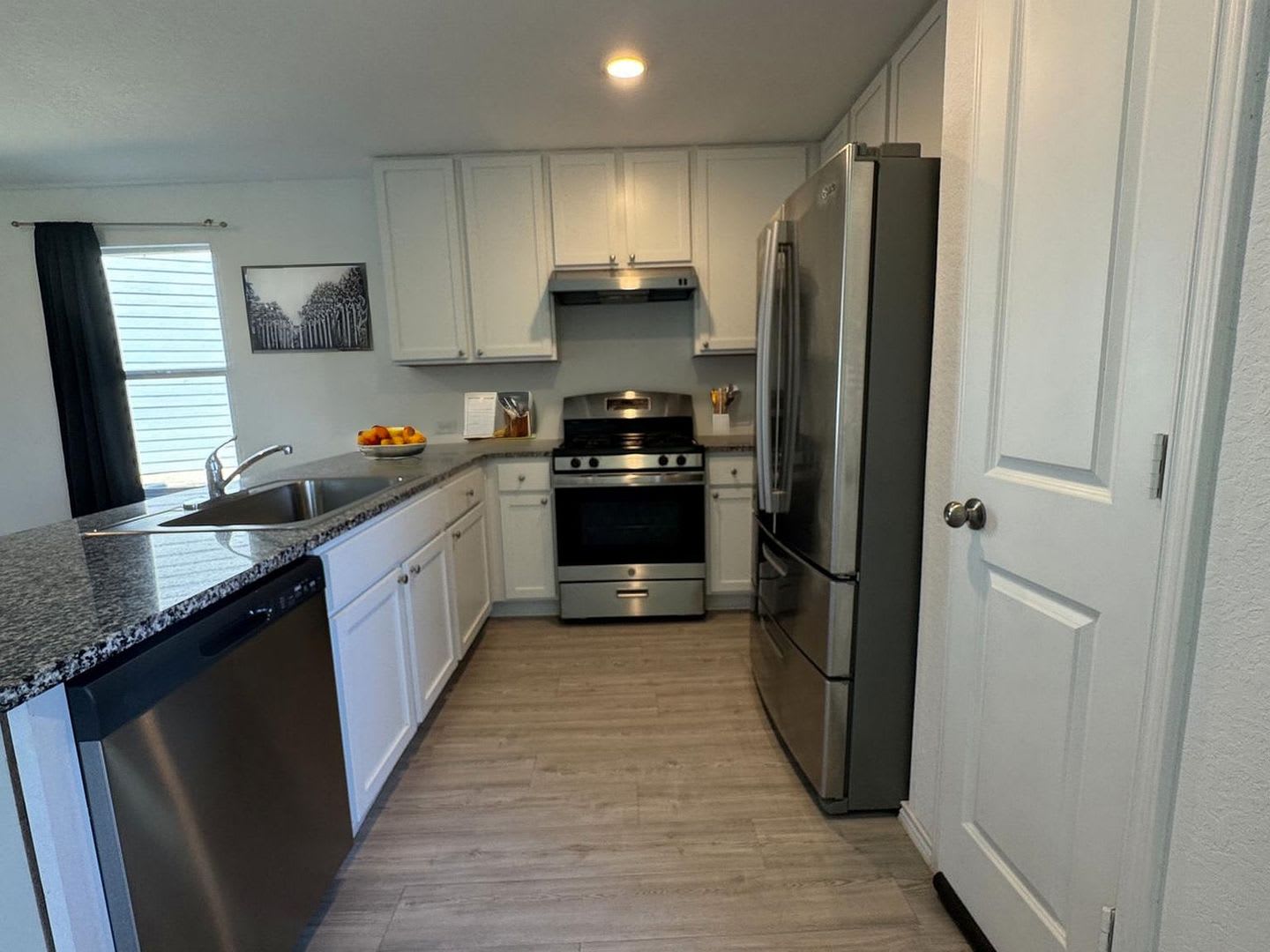 Like new 4/2.5 home (2023) in Morgan Heights with loft and big yard – photo 5