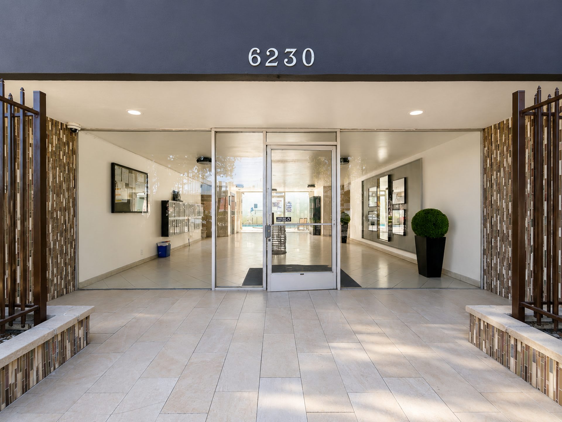 Tarzana Five Apartments – photo 3