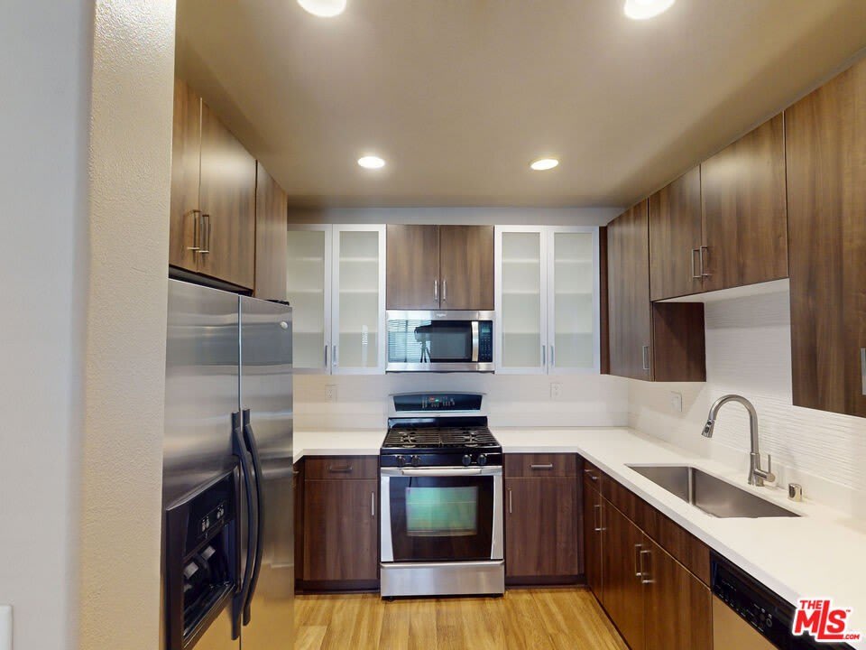 1040 Glendon Ave – photo 3