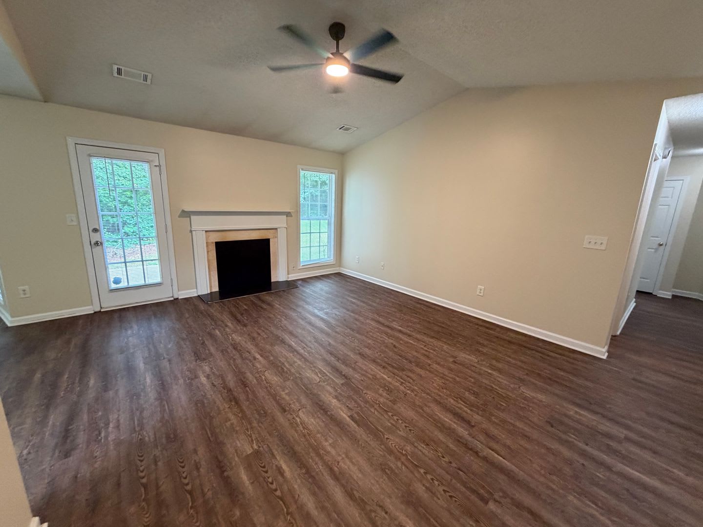 211 Ravenwood Ct. – photo 3