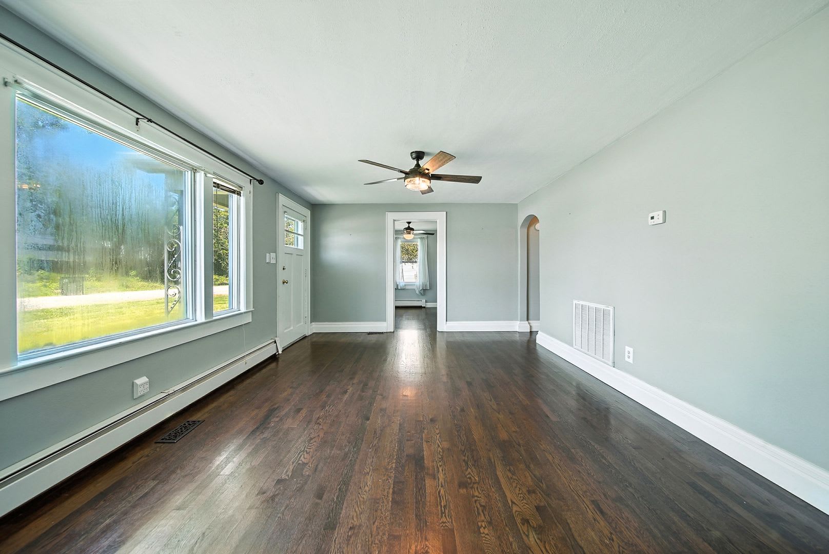 Charming 3 bed /2 bath Bungalow on Spacious Corner Lot – photo 5