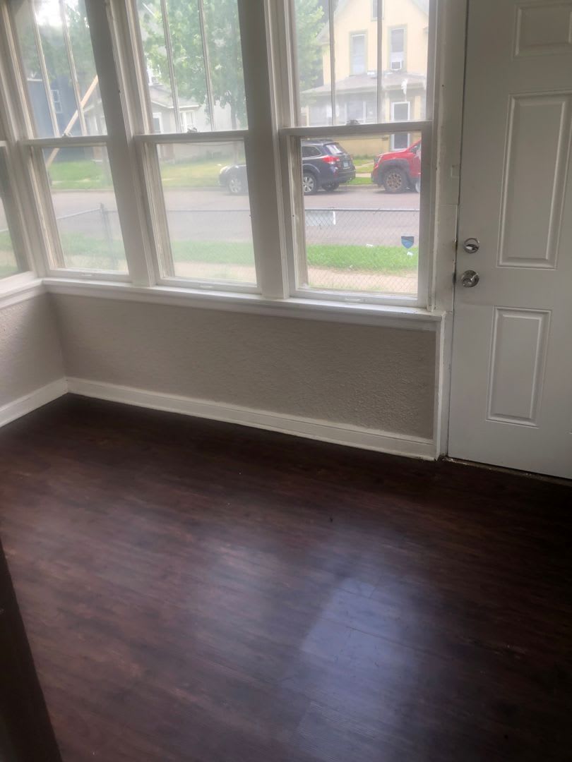 3 Bedroom, 1 Bath House Available with Private Yard – photo 2