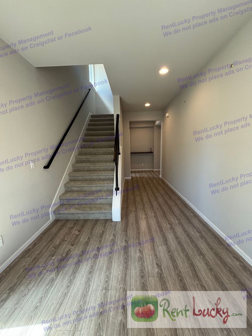 Like New Executive Home In Lake Tapps 4 Bed 2 5 Bath 3 007 Sf A C Executive Office Covered Deck – photo 2