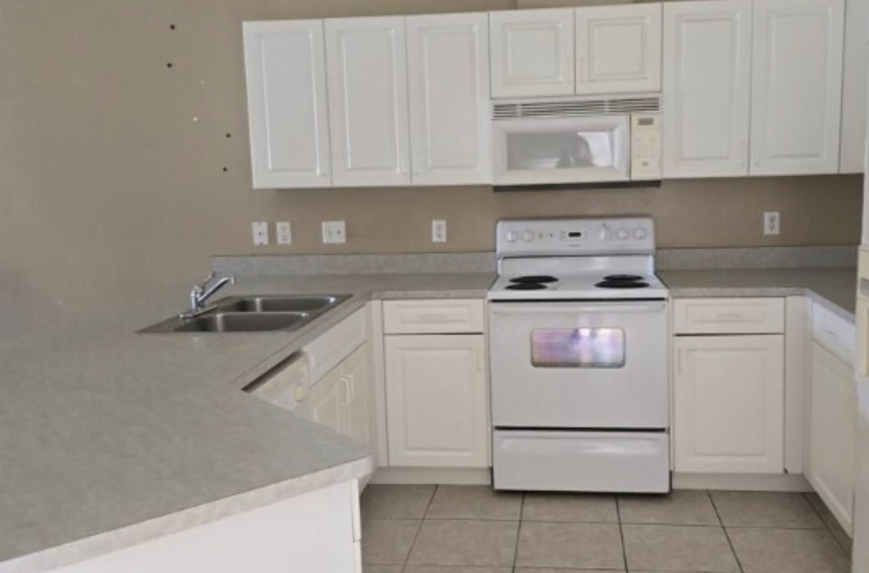 2202 NE 6 St – photo 2