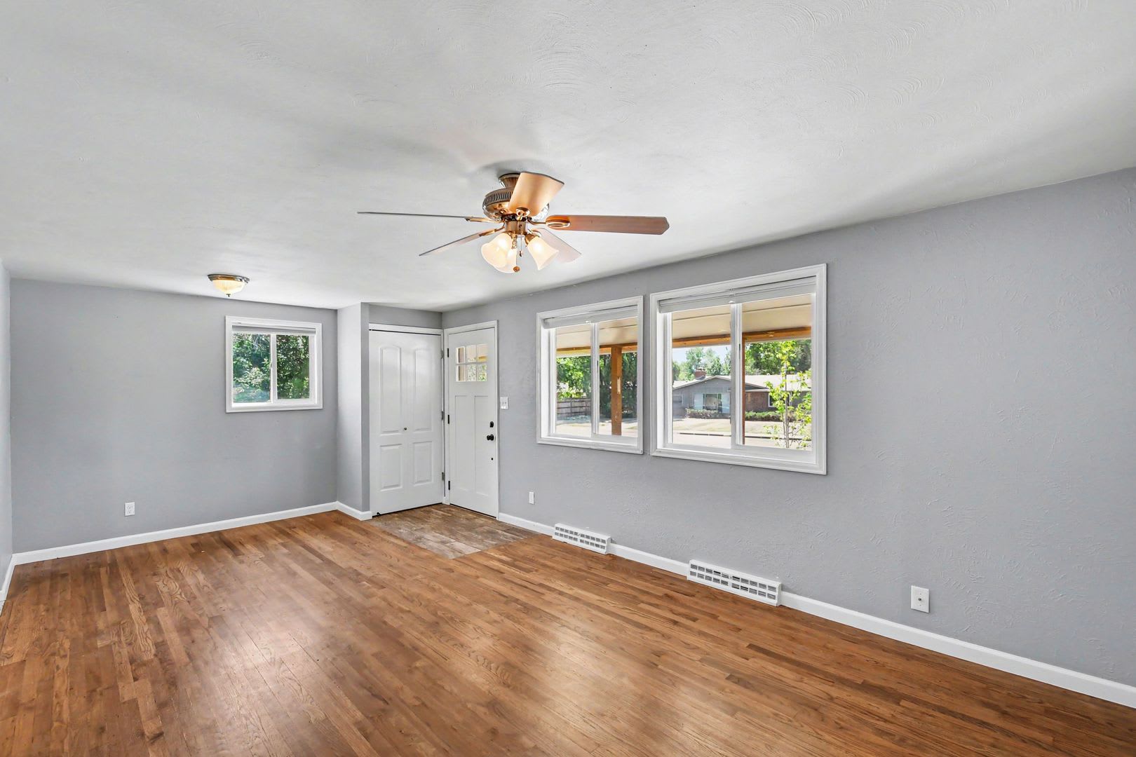 Updated 5 Bed House w/ Central AC & Fenced Backyard – photo 3