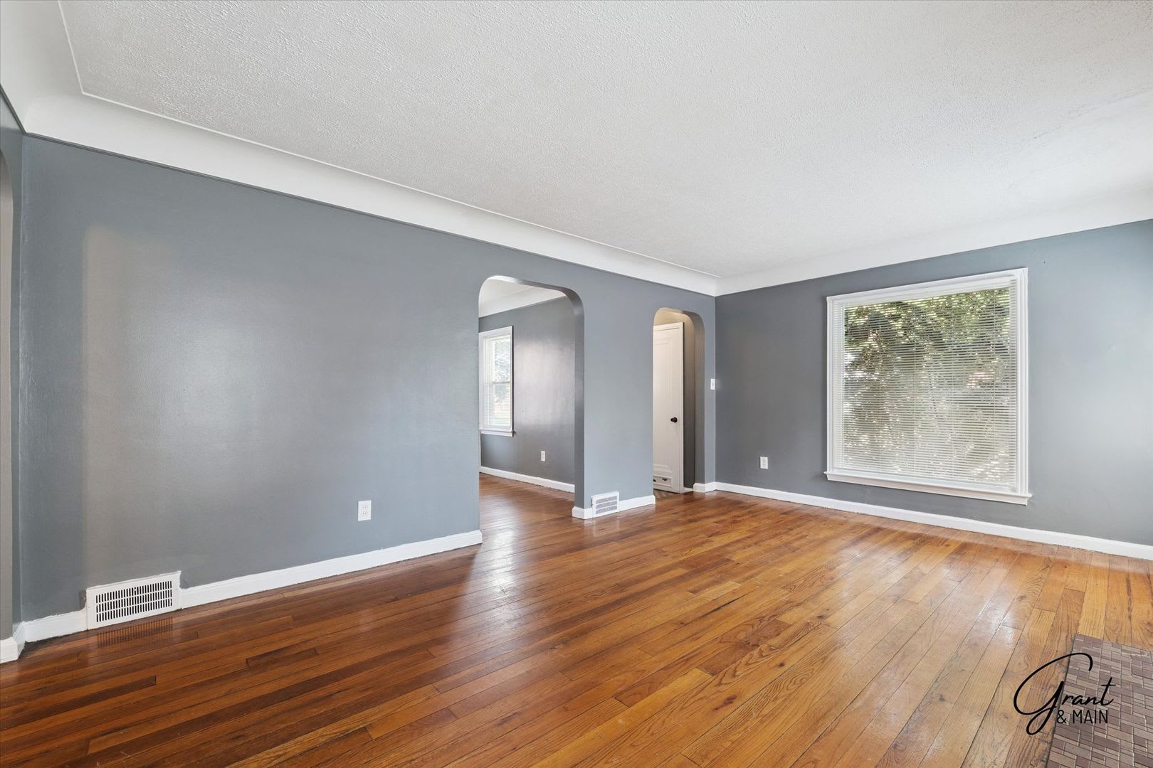 1400 3 Bedroom Bungalow – photo 4