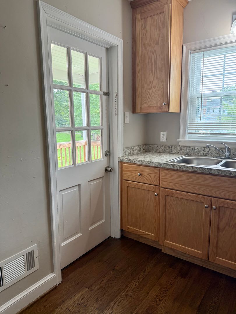 Beautifully Renovated 2 Bedroom, 1 Bath Duplex in Southwest Roanoke City – photo 4