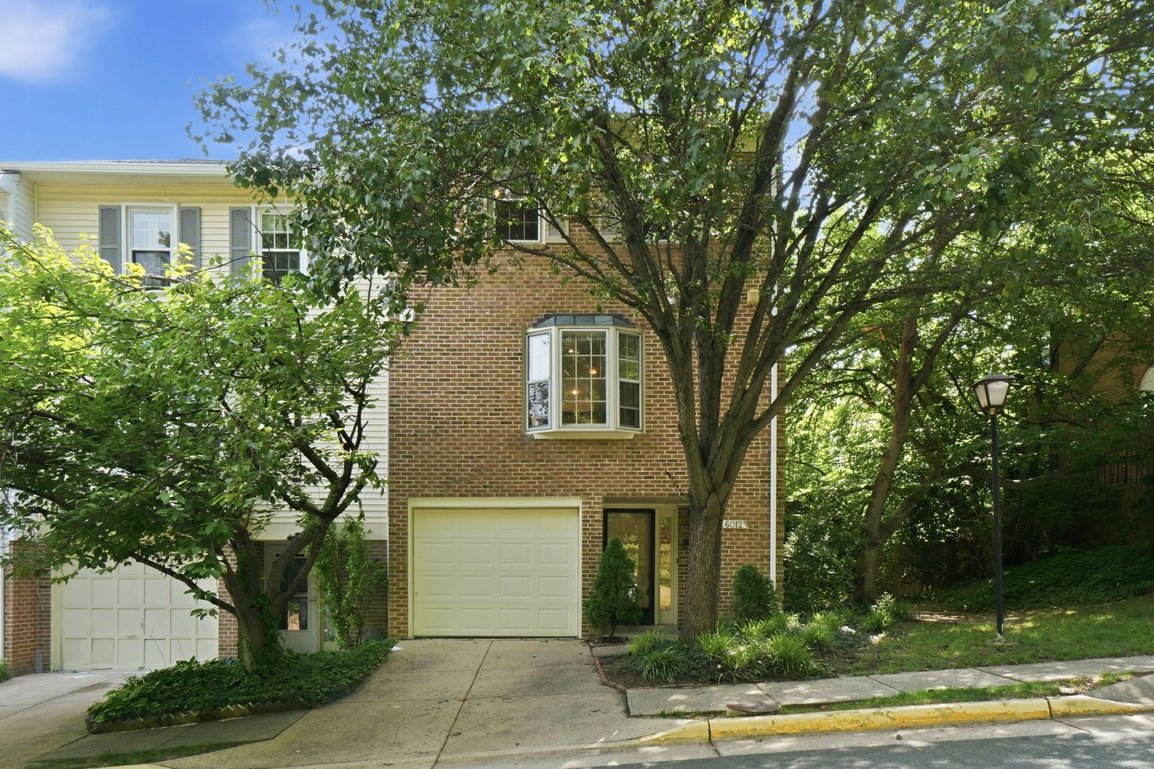 Enjoy The Space And Flexibility Of This Beautifully Maintained Three Level Residence Featuring Two Cozy Fireplaces A One Car Garage And A Fully Fenced Outdoor Retreat That Welcomes Pets – photo 1