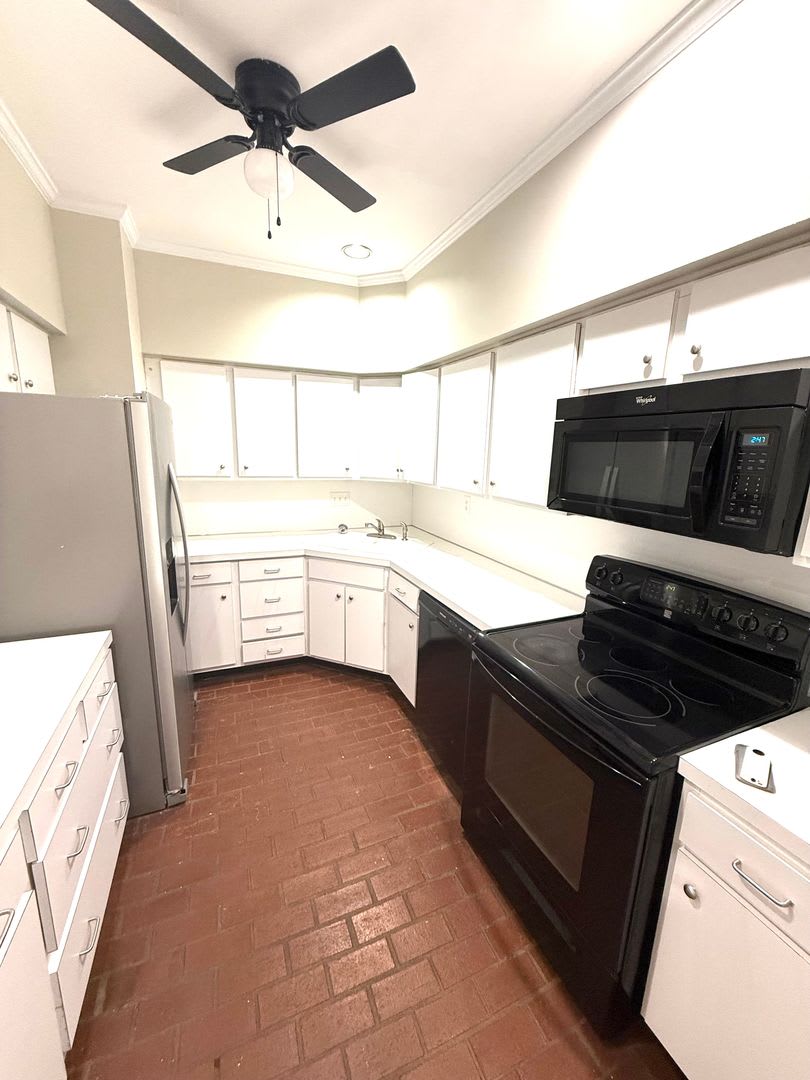 ** 4 Bed 3 Bath located Cloverdale ** to schedule a self-tour – photo 3