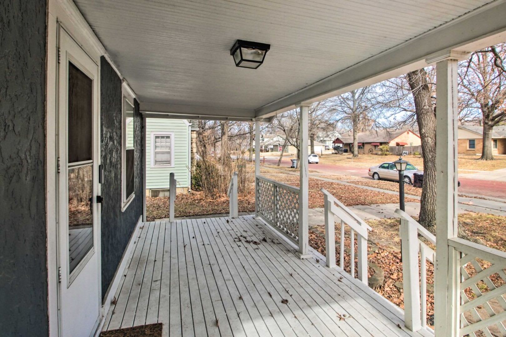 Newly remodeled, fully furnished adorable bungalow in a great location! – photo 4