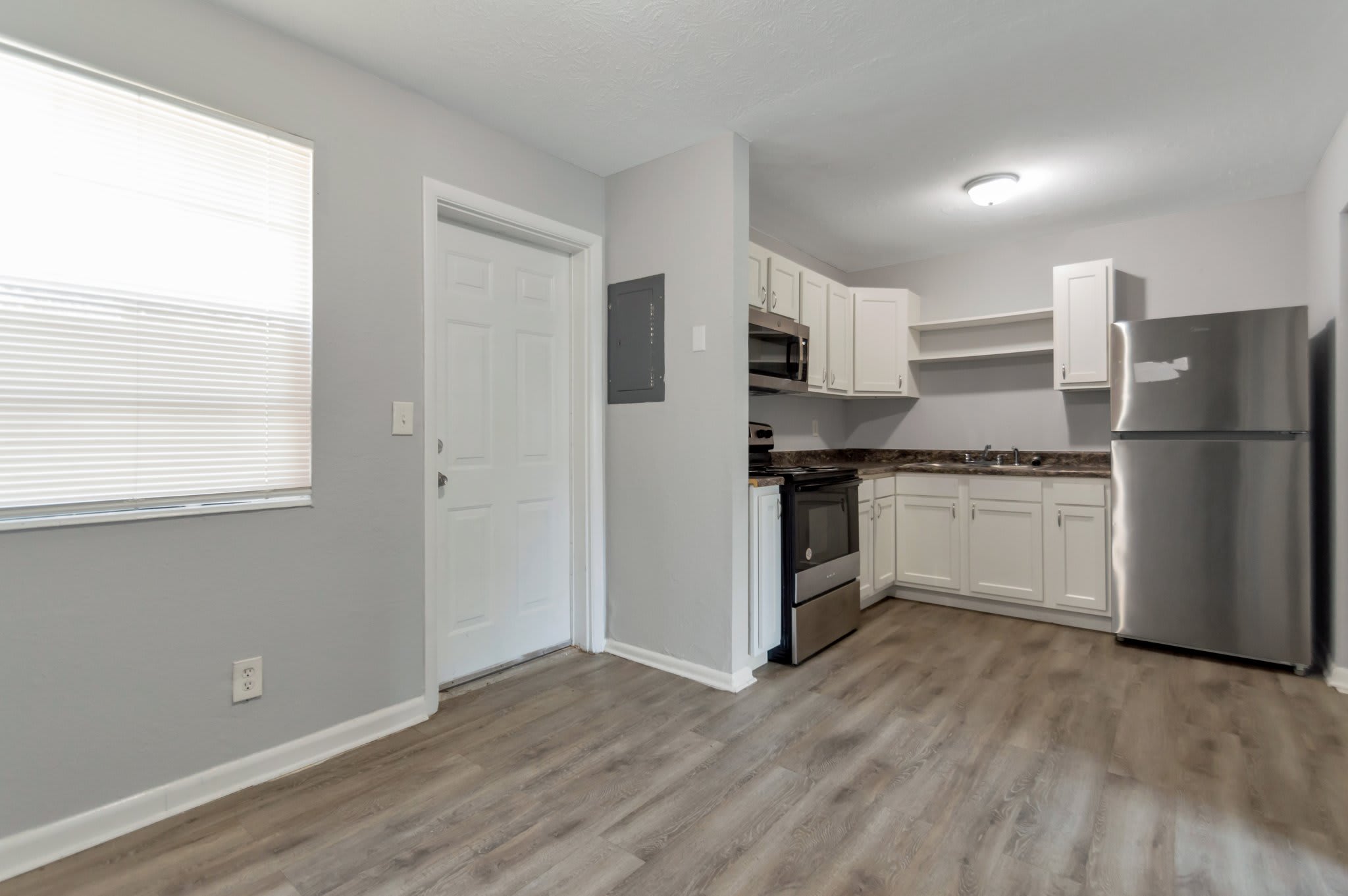4543 Moncrief Road West – photo 3