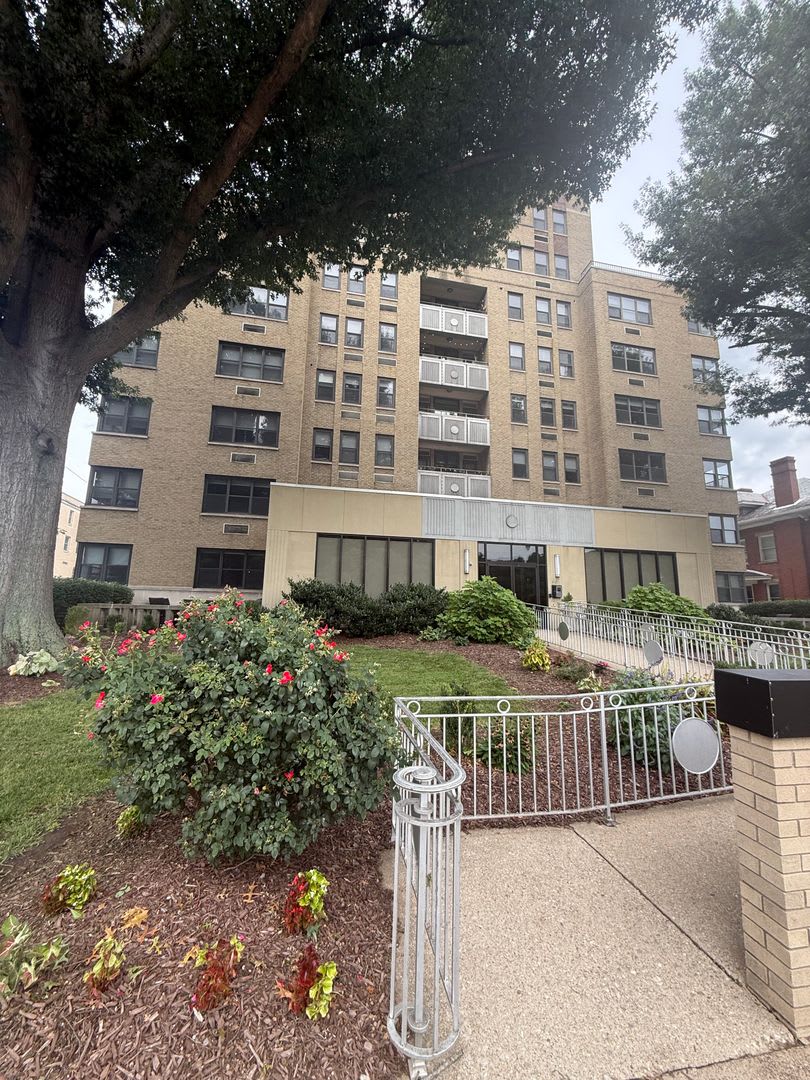1108 Kanawha Blvd E Unit 205 – photo 2