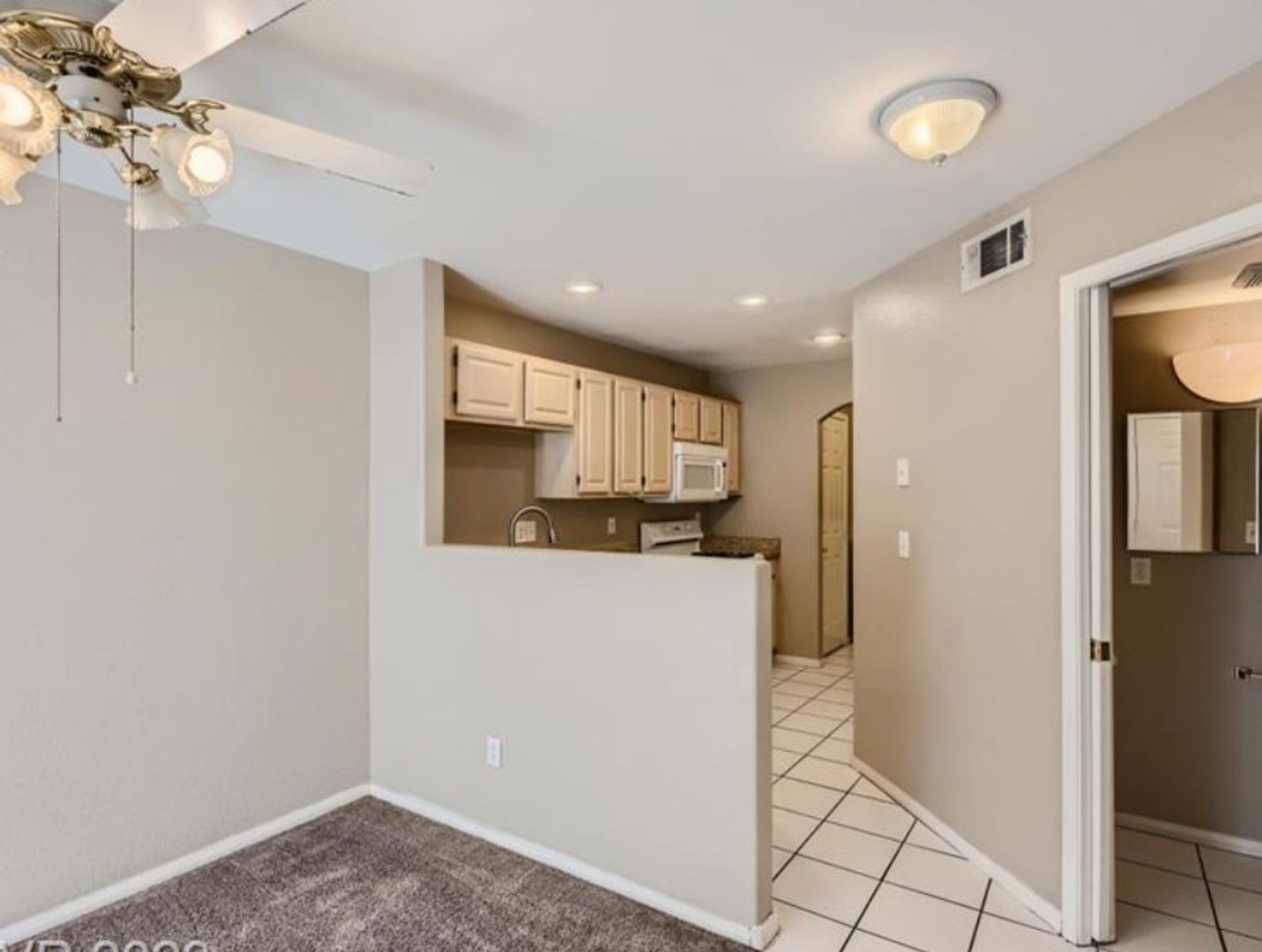 Beautiful 2-story townhouse featuring 2 bedrooms and 2.5 bathrooms in a well-maintained community! – photo 5