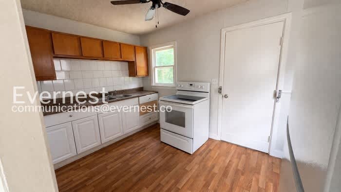 2833 Van Brunt Boulevard – photo 3