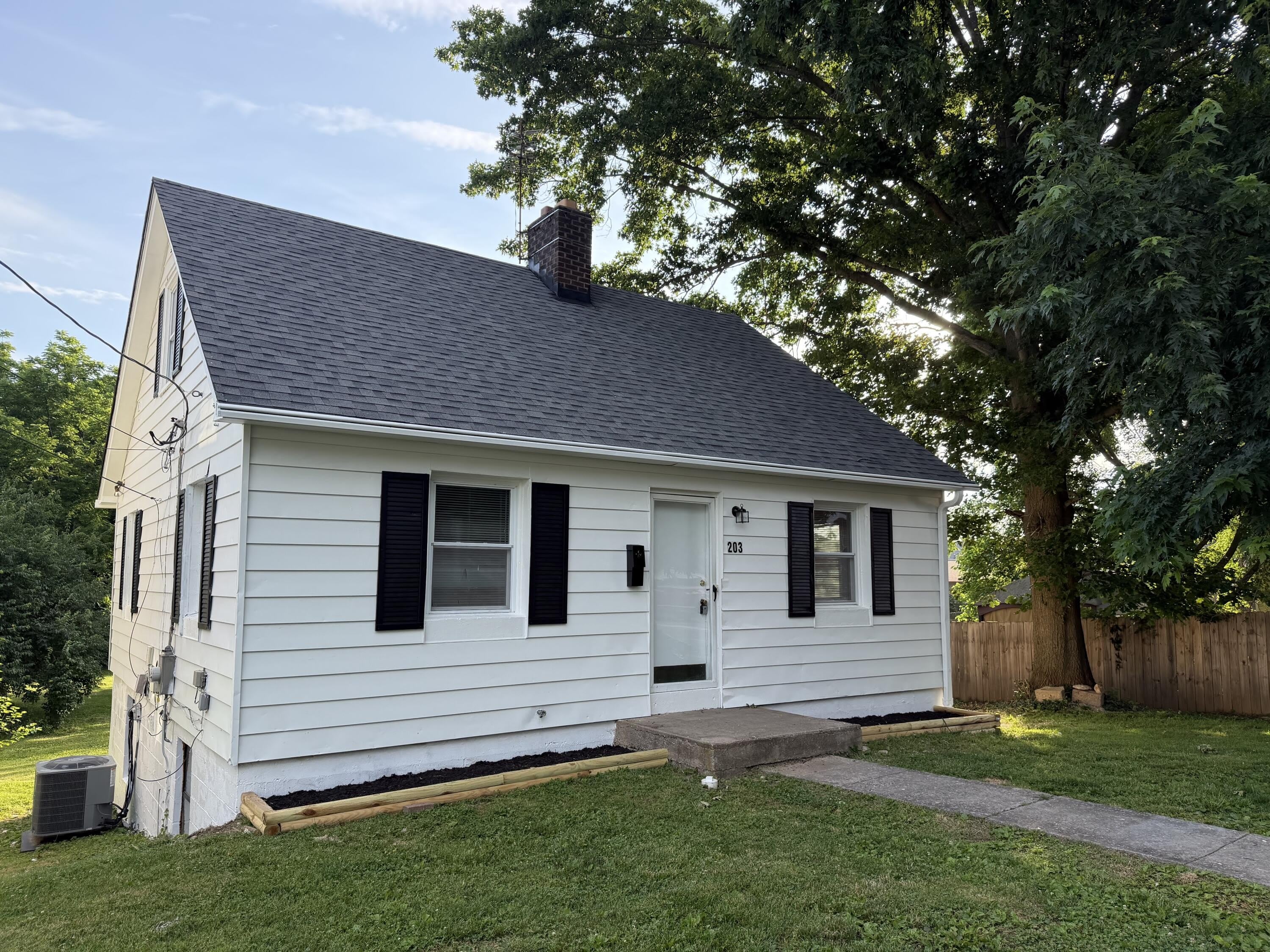 203 W Elm Street – photo 1