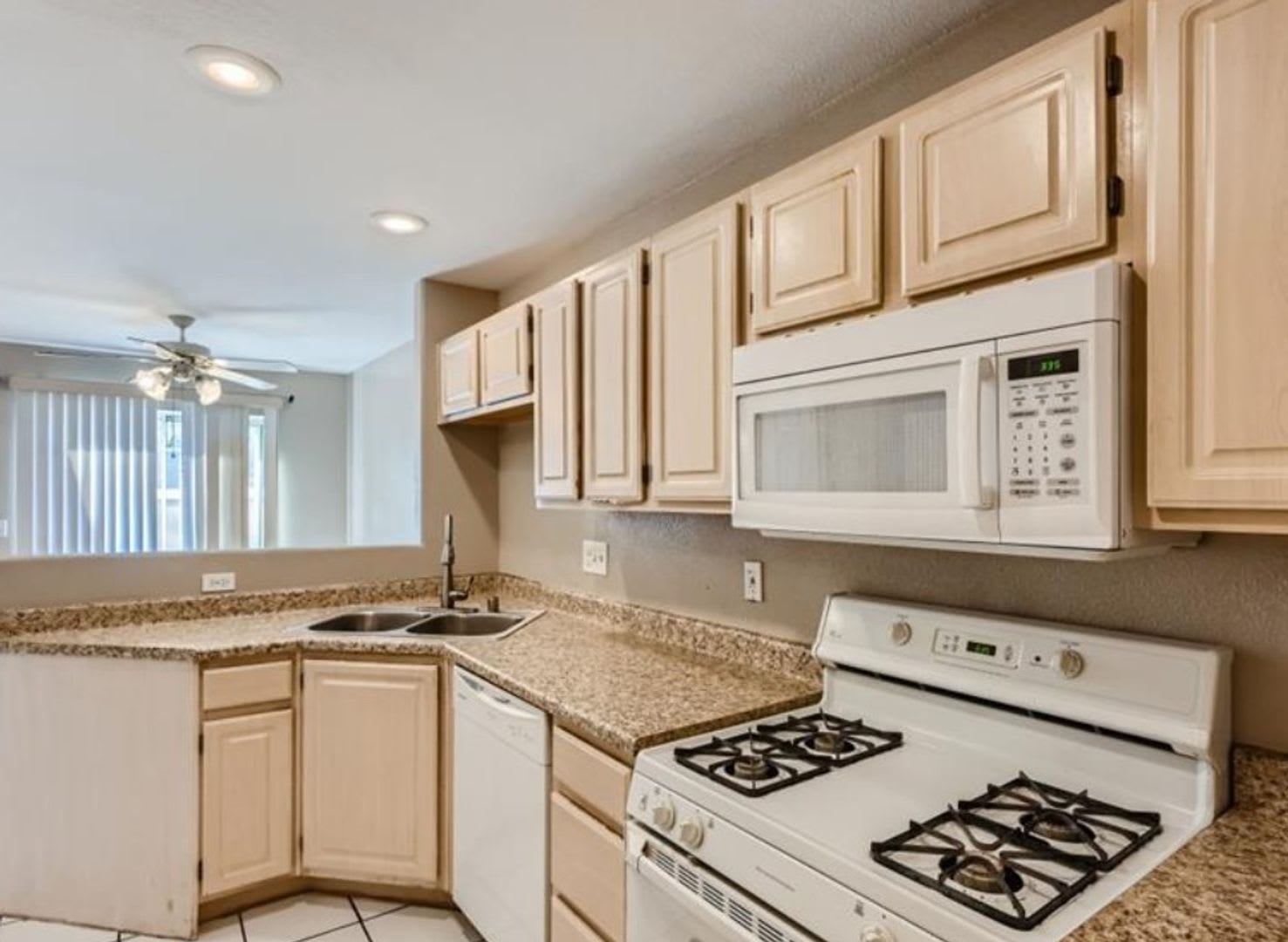 Beautiful 2-story townhouse featuring 2 bedrooms and 2.5 bathrooms in a well-maintained community! – photo 3