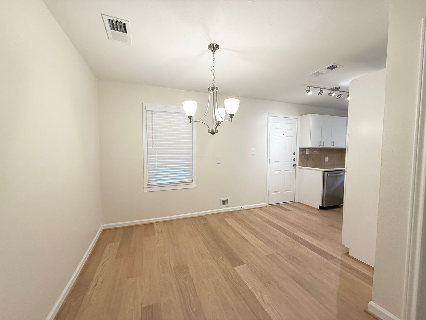 Gorgeous and spacious 4/2/2 on almost an acre in Angleton – photo 5