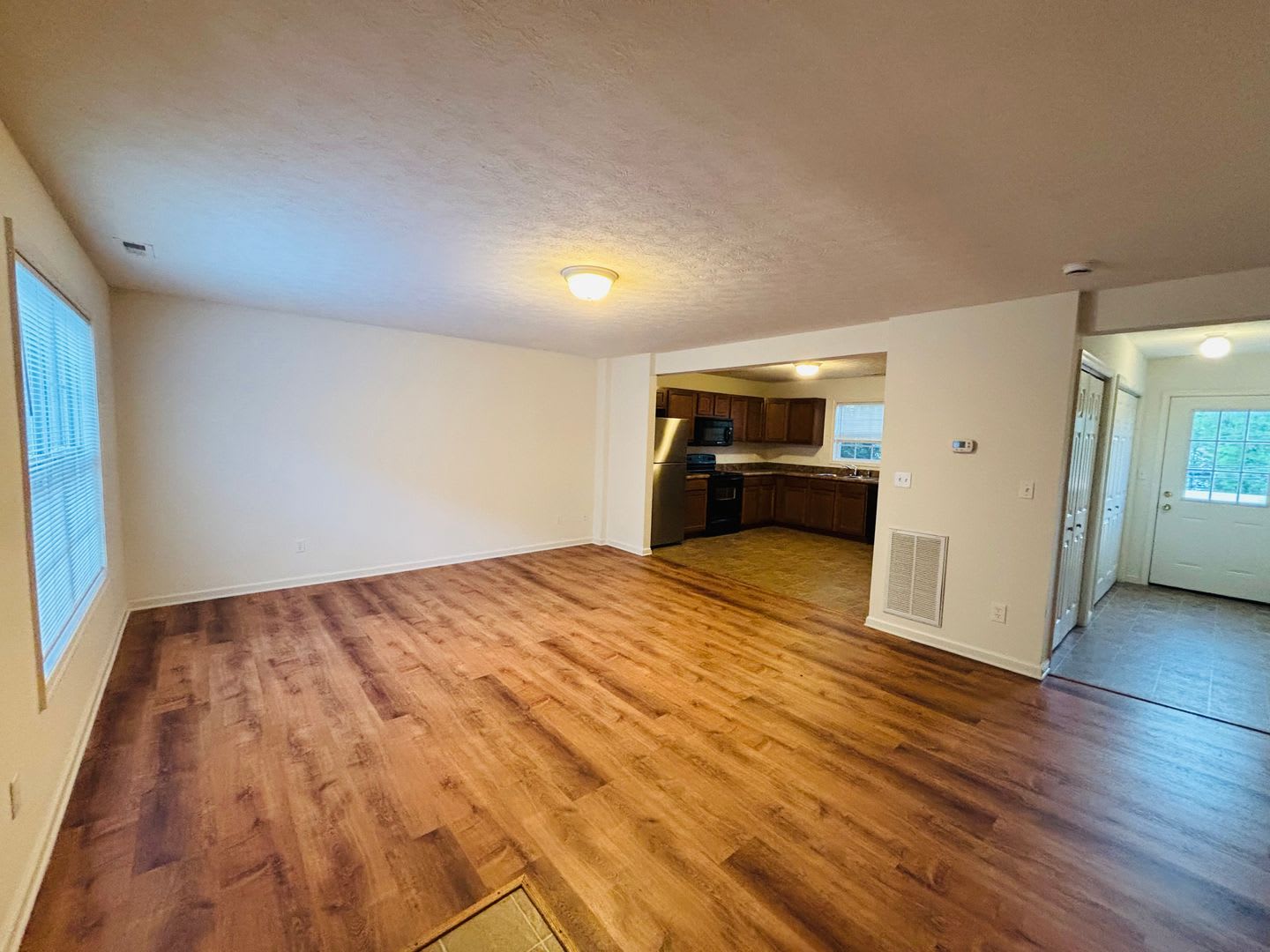3 Bedroom 2.5 Bath Townhouse – photo 2