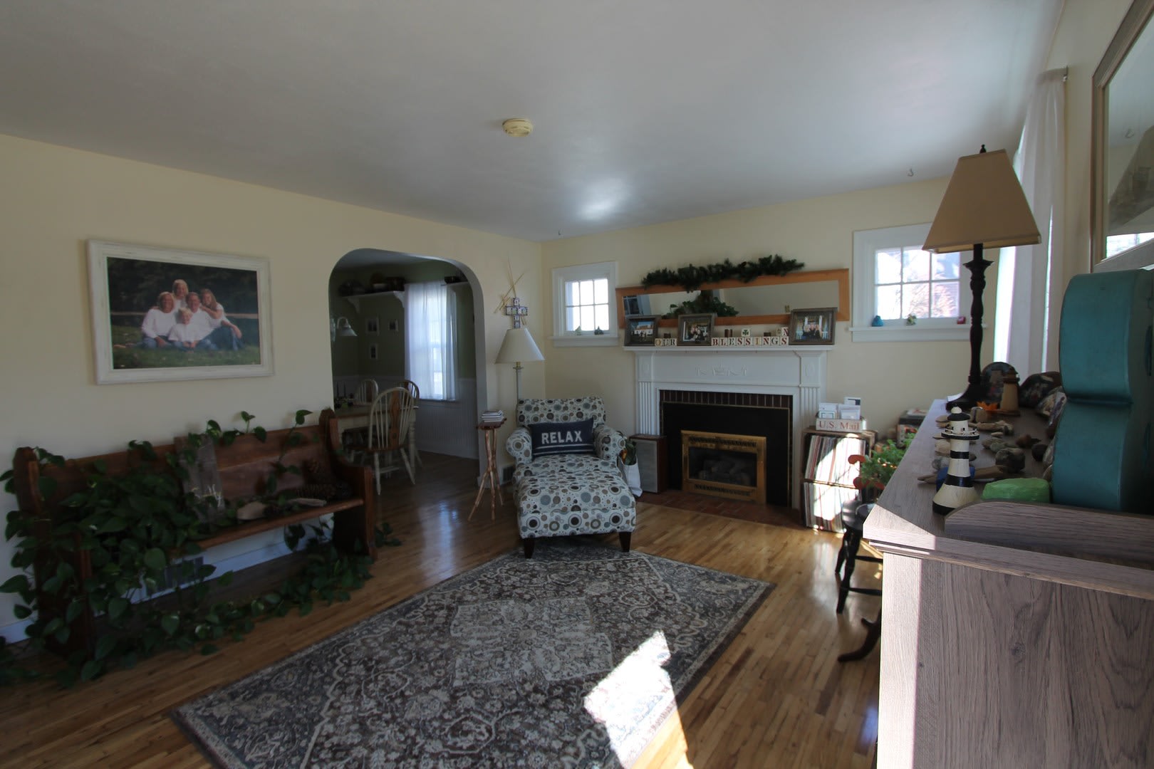 2012 W Petty Beautiful 4 Bedroom 2 Bathroom Spacious Home With Garage And W D Hookup Original Hard Wood Floors Throughout – photo 2