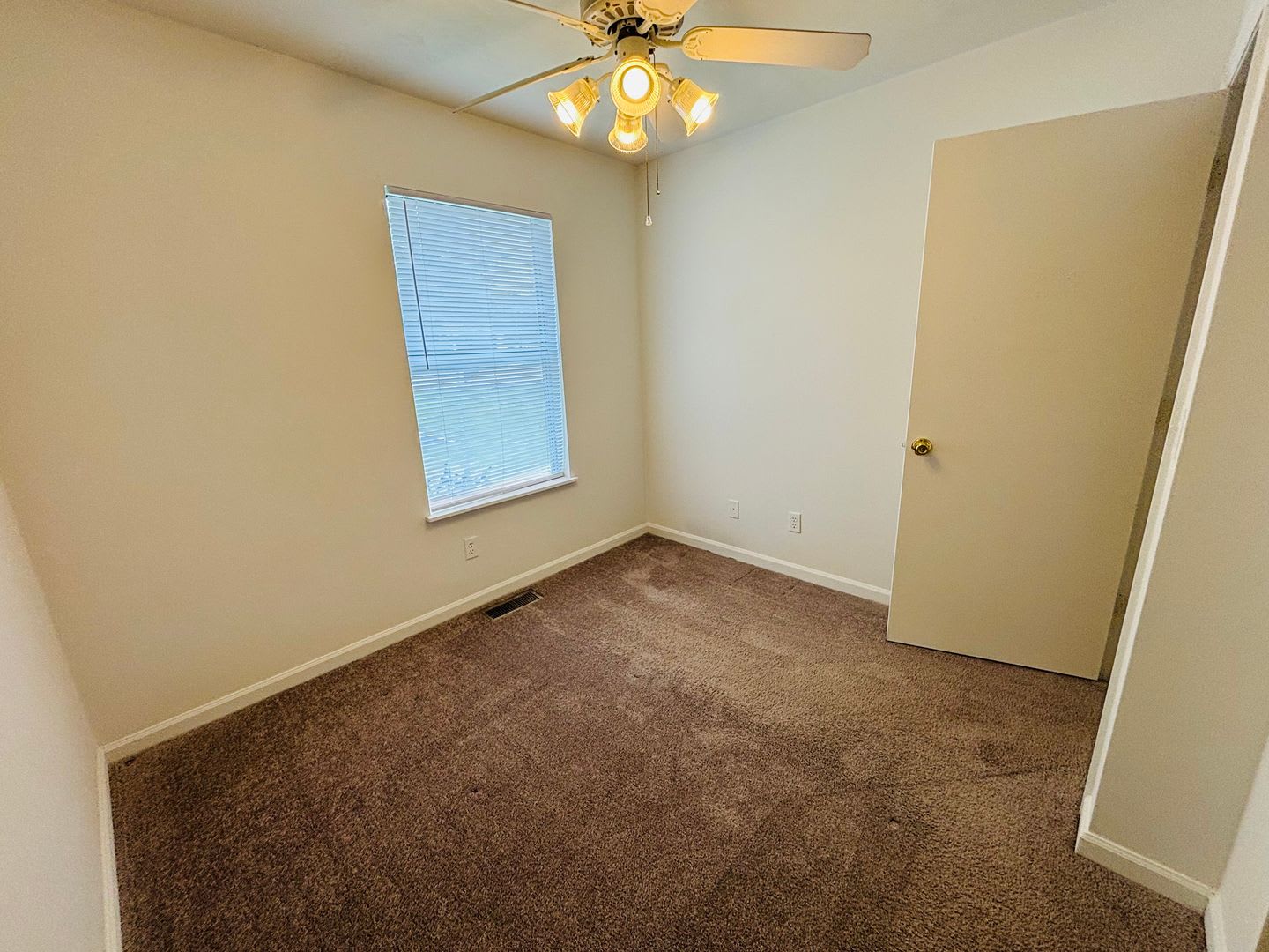 4 Bedroom 2.5 Bath Townhouse – photo 5