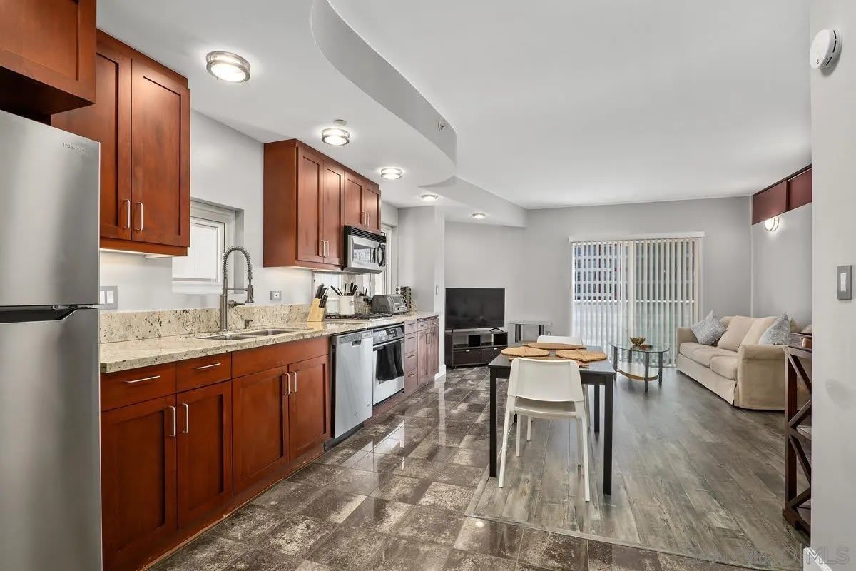 550 15th St – photo 1