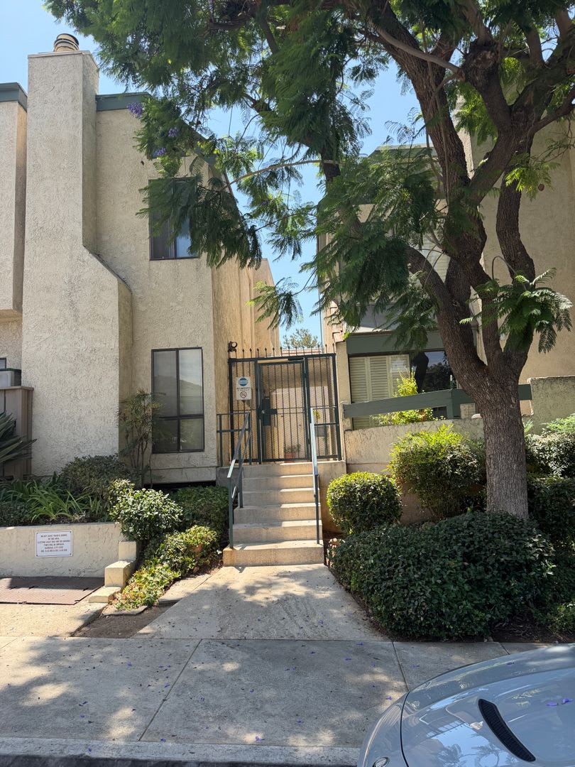 Large Townhome In Glendale Verdugo Woodlands – photo 1