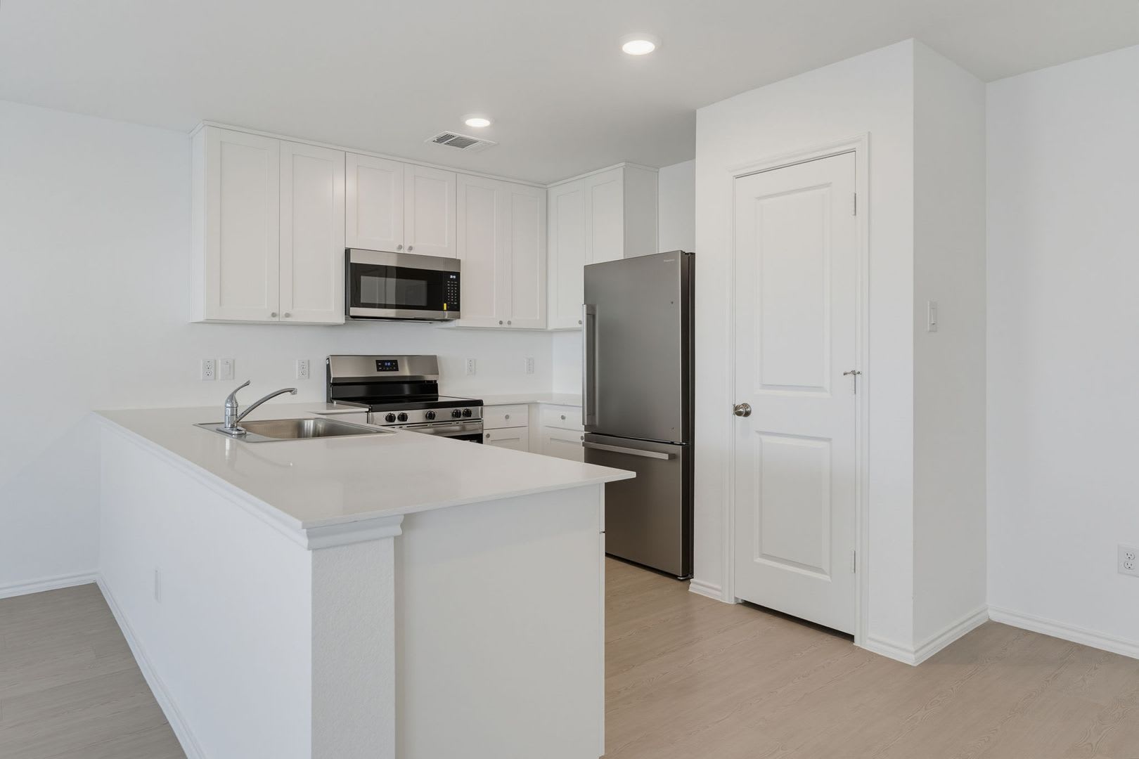 5 bedroom, 3 bath!! Within walking distance to schools! – photo 3
