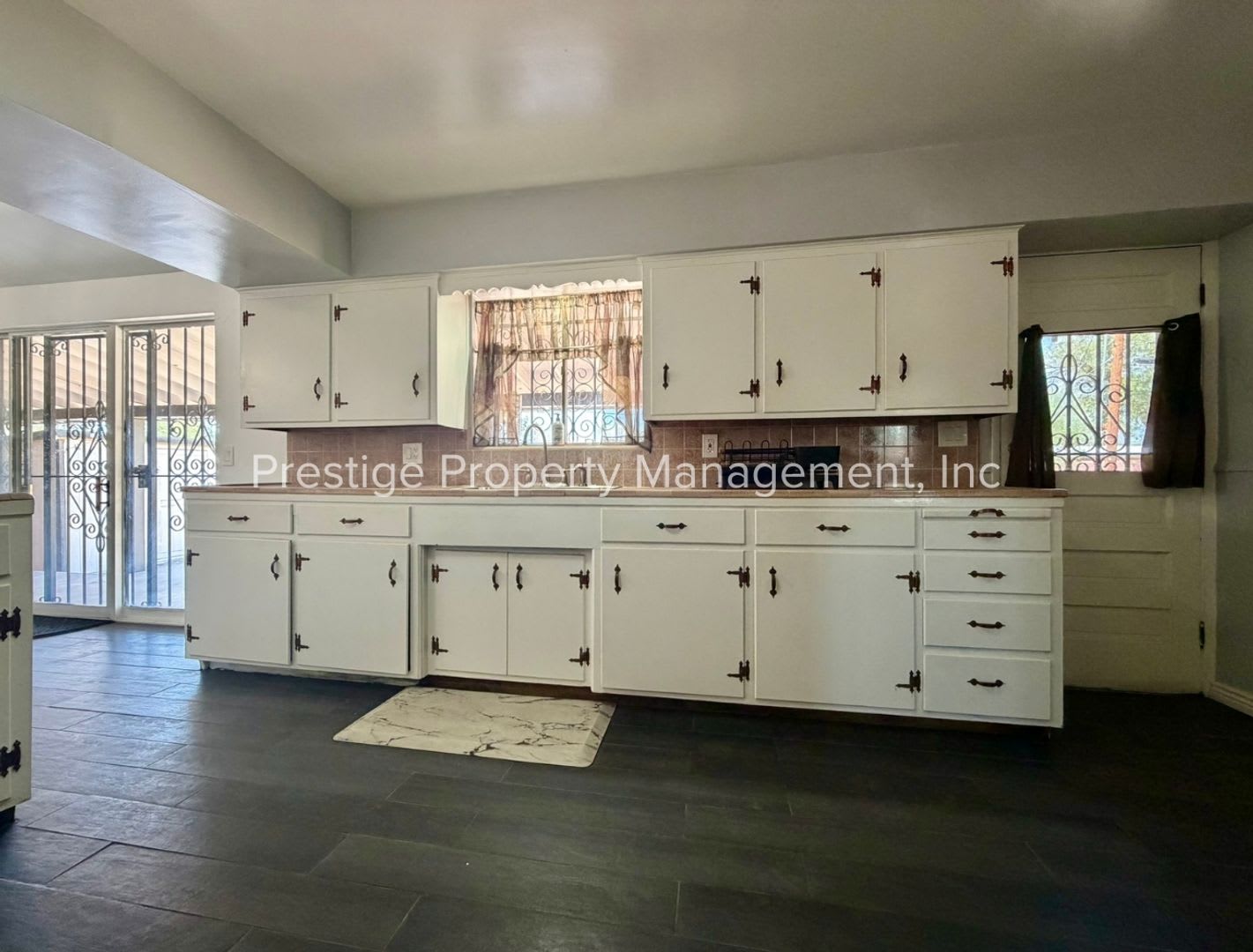 3 Bed 2 Bath Beauty Close To Ua – photo 3