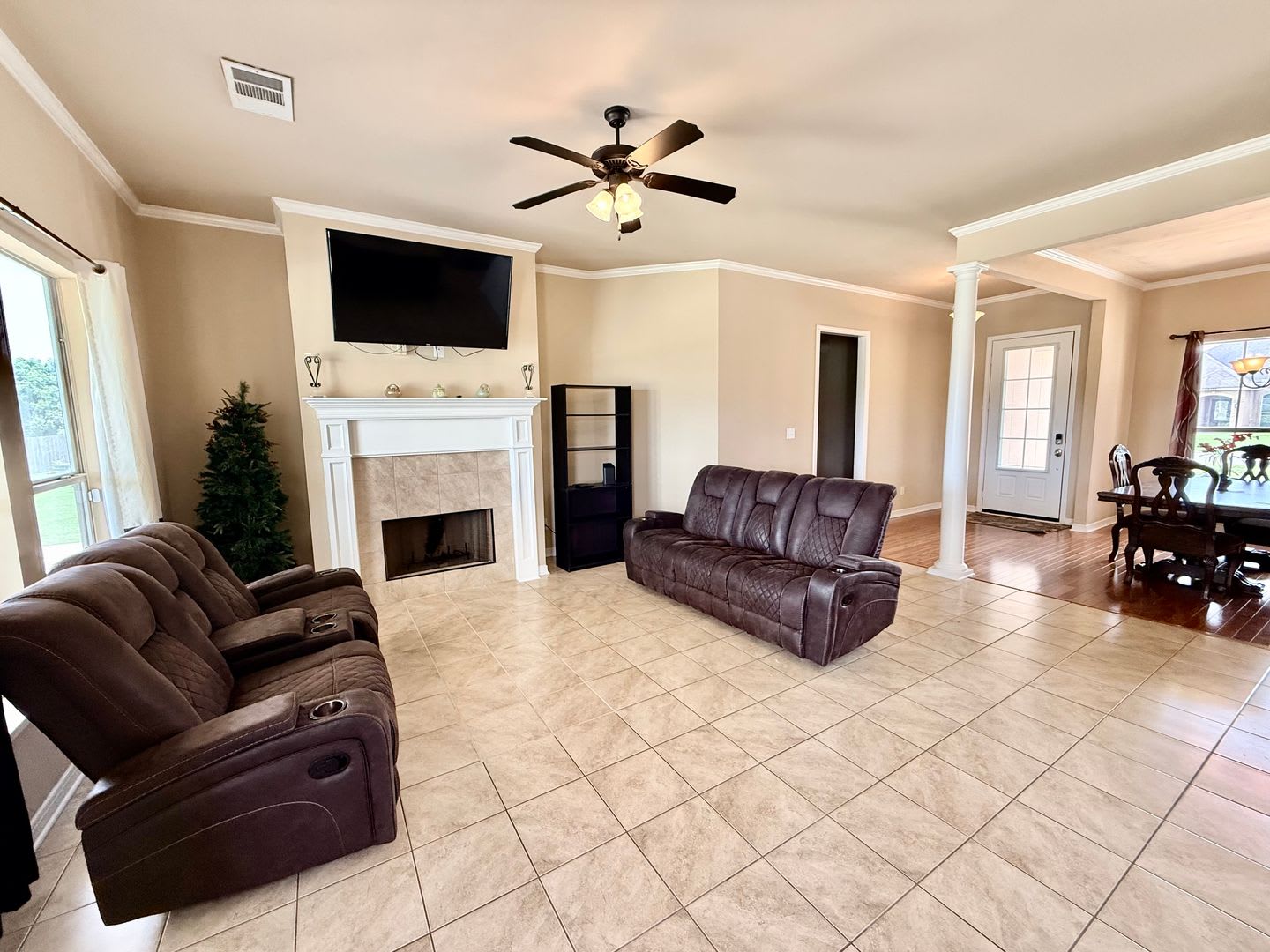Beautiful 4BR Home with Scenic Lake View Backyard – photo 5