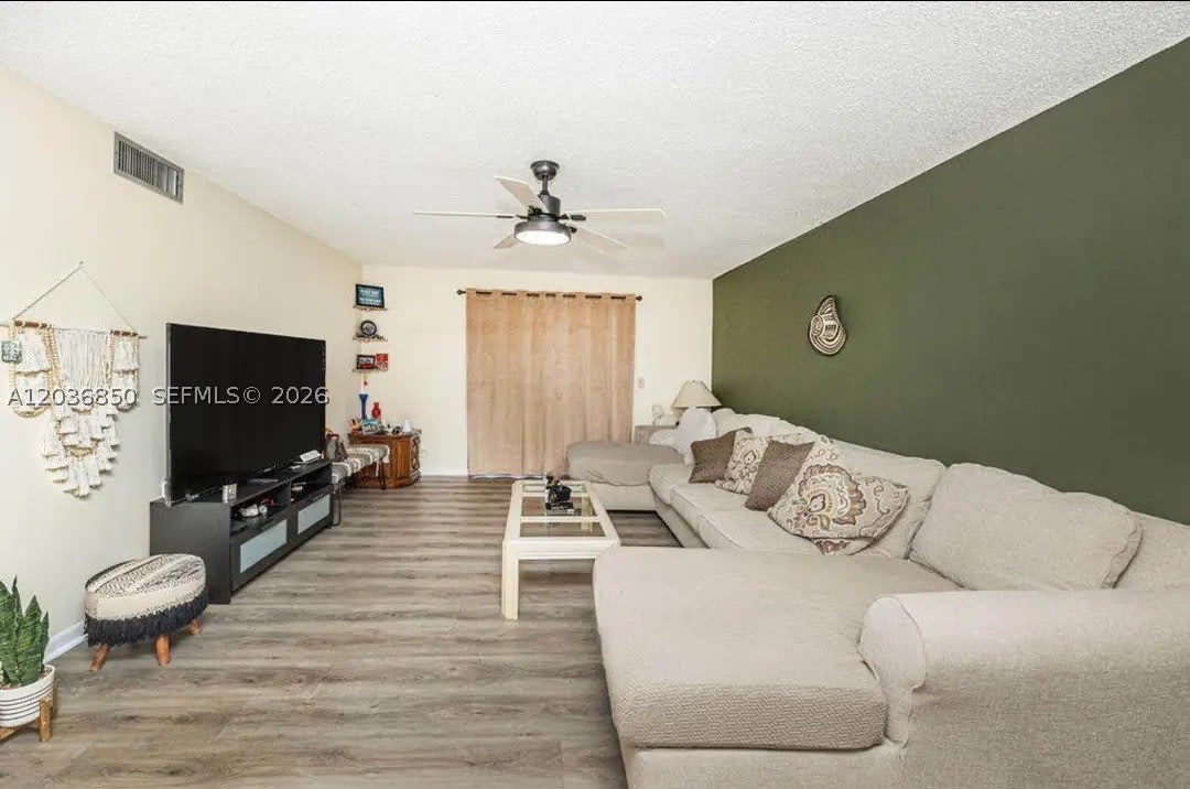 2615 NE 3rd Ct – photo 2